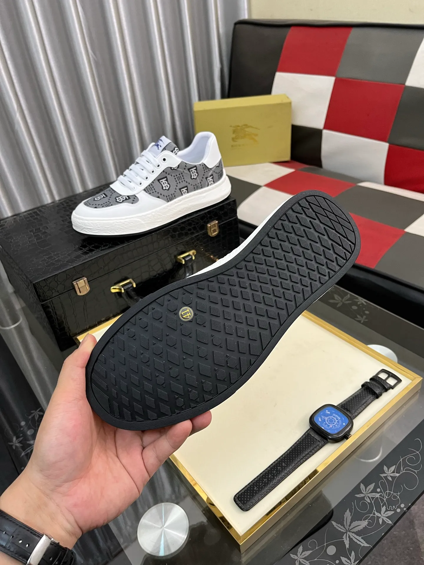 Men's Men's Shoes💰420⌚️⌚️Burberry---Size: 38-44 Burberry men's classic casual shoes! Imported silk cowhide combined with classic plaid fabric, fashionable and British style, imported calfskin lining, super soft and waxy, very comfortable on the feet! 2️⃣colors available